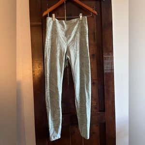 Women’s Sz. L Power Chill Leggings